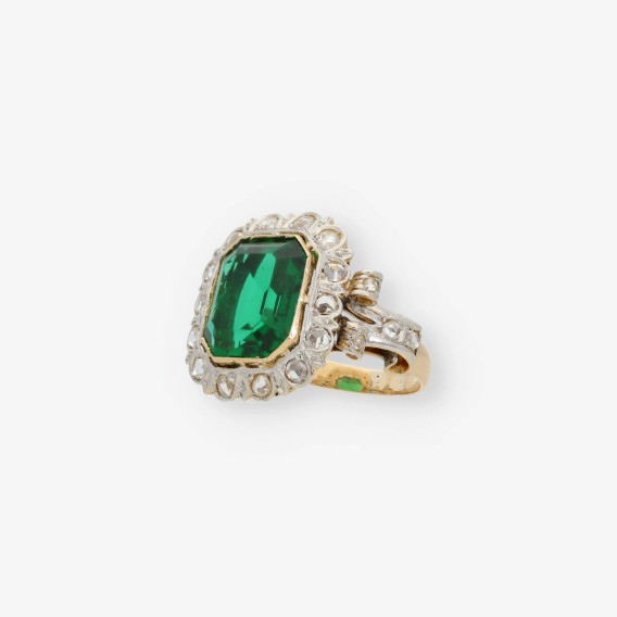 Anillo vintage en oro 18kt con piedra verde