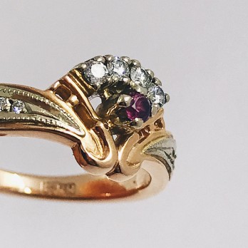 Anillo en oro rosa con brillantes y piedra roja. 2