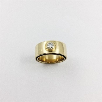 Anillo solitario en oro y brillante.