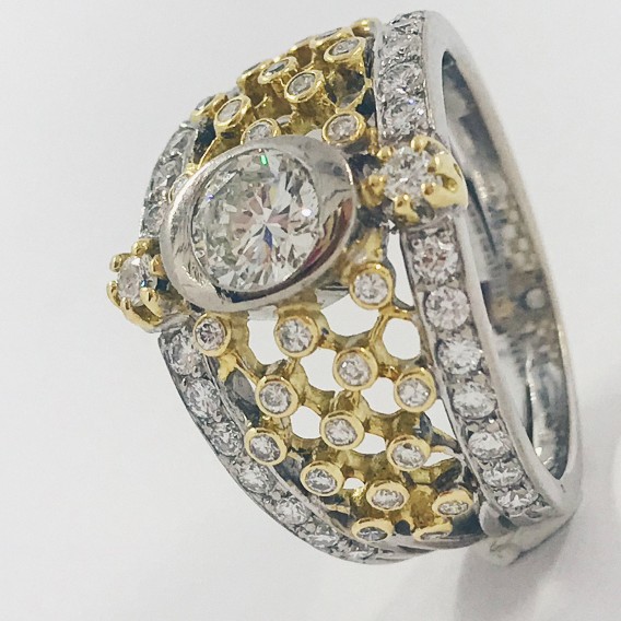 Anillo en oro blanco y amarillo con brillantes.
