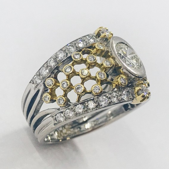 Anillo en oro blanco y amarillo con brillantes.