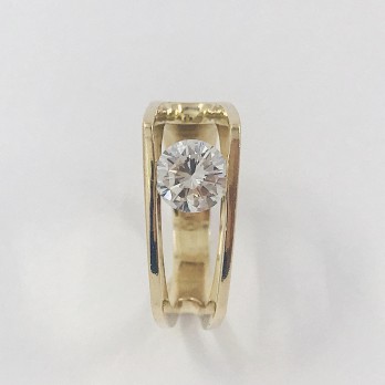 Anillo en oro de 18kt. con doble banda y brillante 2