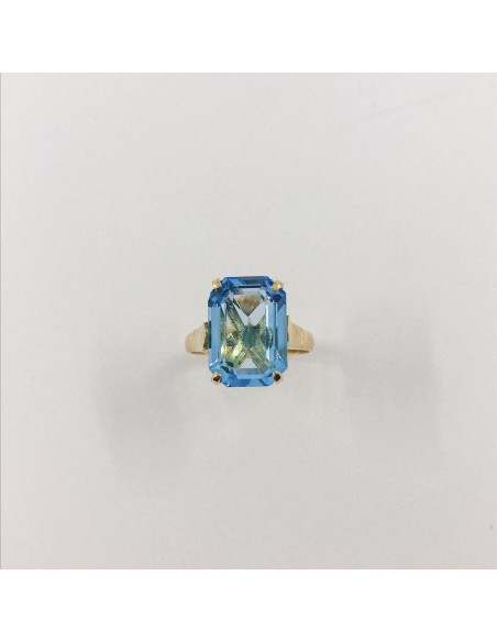 Anillo en oro con topacio azul.