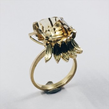 Anillo de oro con topacio central 2