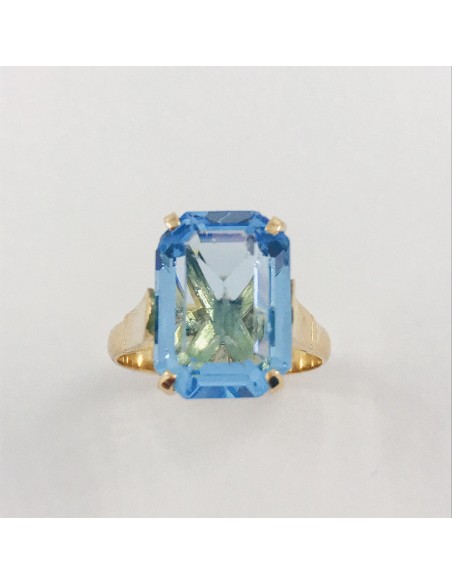 Anillo en oro con topacio azul.