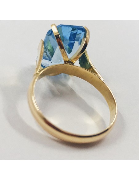 Anillo en oro con topacio azul.