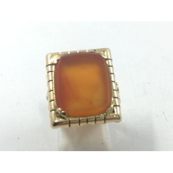 Anillo sello de oro y piedra central.