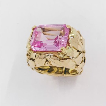 Anillo ancho en oro 18kt con piedra rosa 2