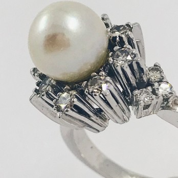 Anillo en oro blanco con brillantes y perla. 2
