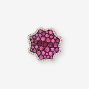 Anillo oro blanco, brillantes y p. roja