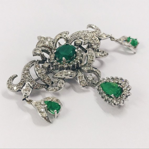 Broche en oro blanco 18kt brillante y esmeralda