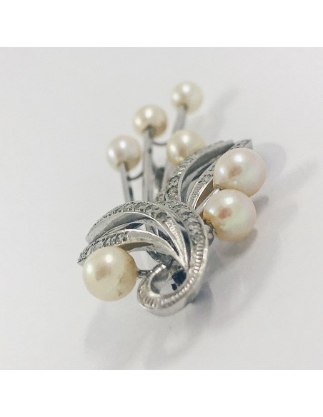 Broche largo en oro blanco con perlas y brillantes.