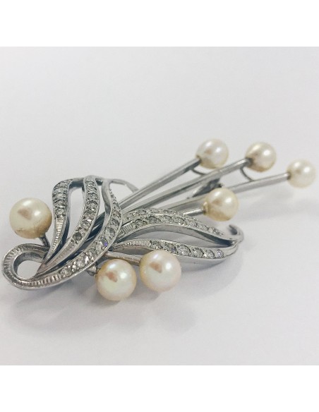 Broche largo en oro blanco con perlas y brillantes.