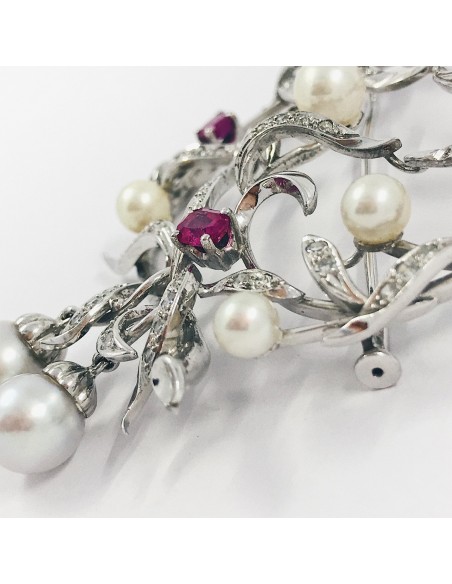 Broche en oro blanco con perlas, rubÃ­s y brillantes.