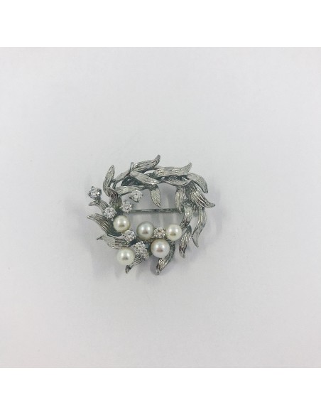 Broche circular en oro blanco con perlas y brillantes.