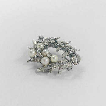 Broche circular en oro blanco con perlas y brillantes. 2