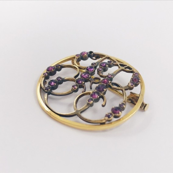 Broche de oro y piedras de color