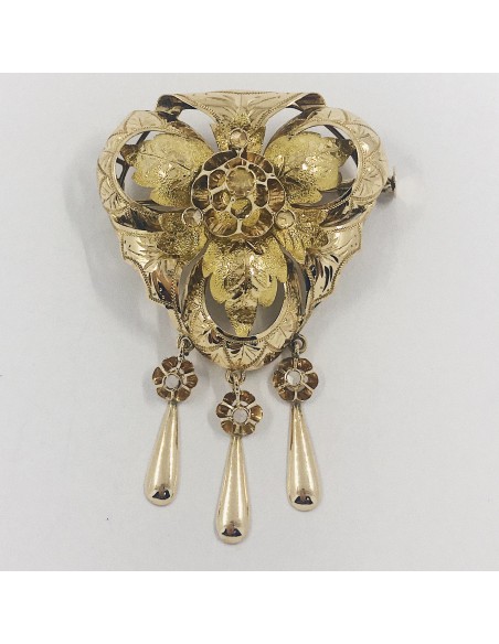 Broche triangular de oro con diamantes.