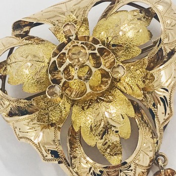 Broche triangular de oro con diamantes. 2