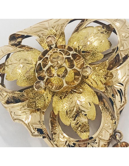 Broche triangular de oro con diamantes.