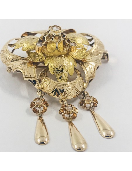 Broche triangular de oro con diamantes.