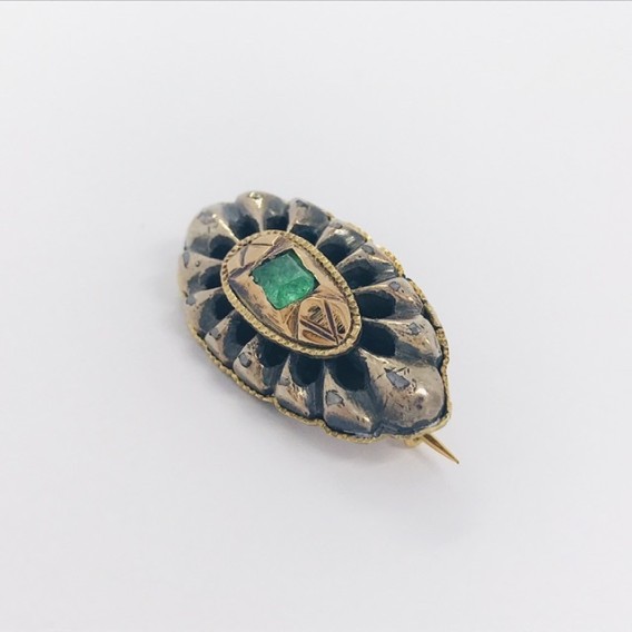 Broche en oro con esmeralda central