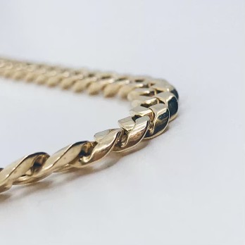 Cadena barbada plana en oro 18kt 2