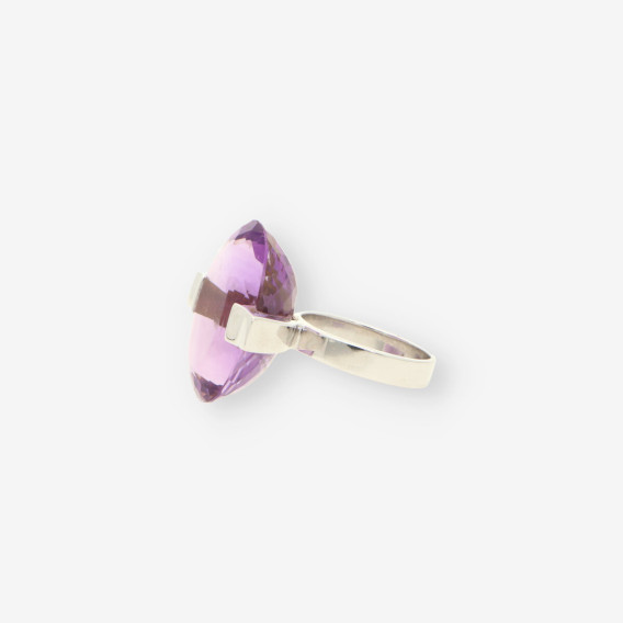 Anillo oro blanco y piedra lila