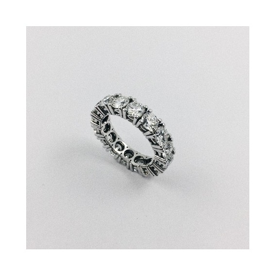 Alianza de oro blanco y brillantes