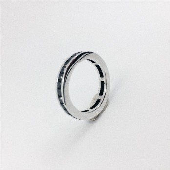 Anillo alianza de oro blanco y diamantes negros 2