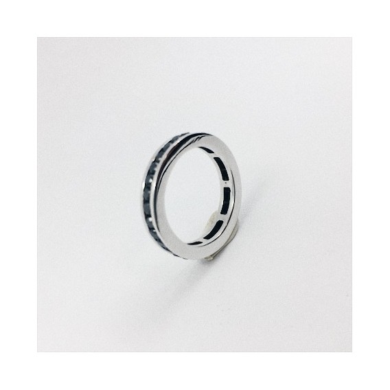 Anillo alianza de oro blanco y diamantes negros