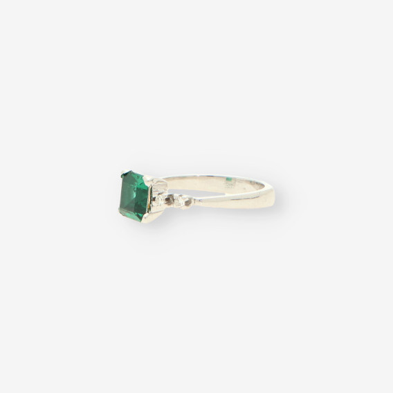 Anillo oro blanco p. verde y brillantes