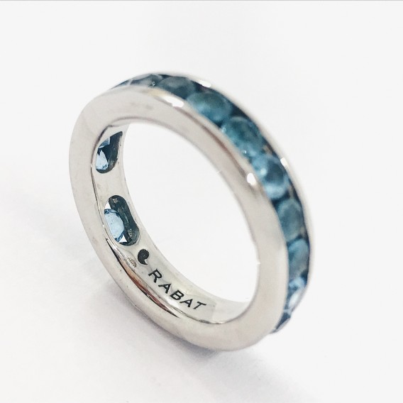 Anillo Rabat en oro blanco con zafiro.
