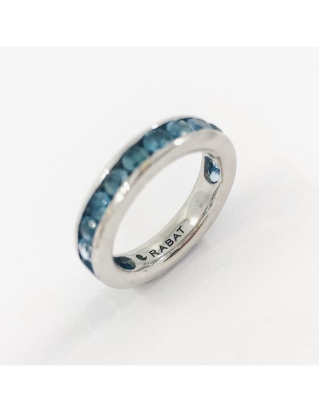 Anillo Rabat en oro blanco con zafiro.