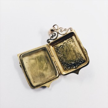 Colgante porta fotos en oro 2