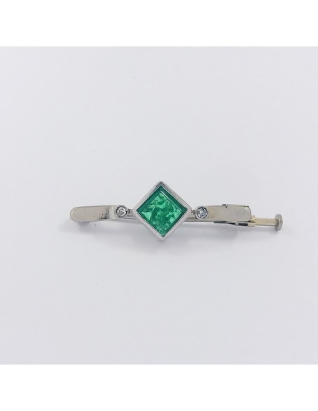 Broche en oro blanco, brillantes y esmeralda.