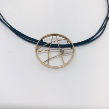 Colgante oro con hilo de caucho 2