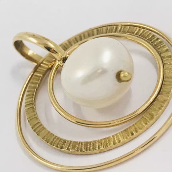 Colgante triple aro en oro 18kt con perla 2
