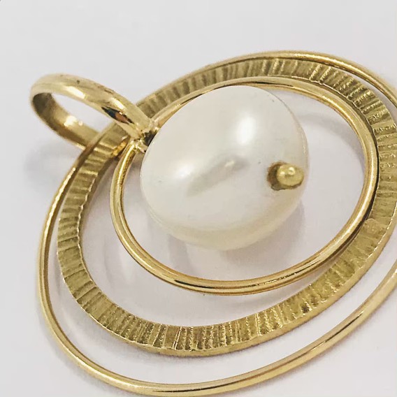 Colgante triple aro en oro 18kt con perla
