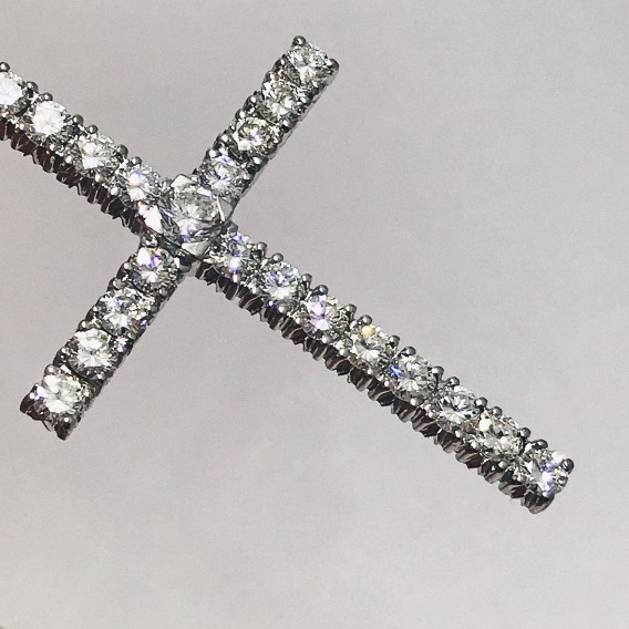 Cruz Cristiana en oro blanco con brillantes.