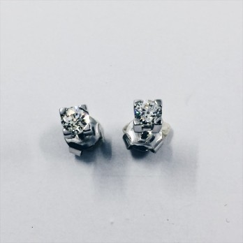 Pendientes dormilonas en oro blanco y brillantes 2