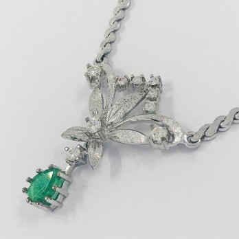 Gargantilla flor en oro blanco con brillantes y esmeralda. 2
