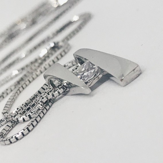 Collar en oro blanco 18kt con circonita.