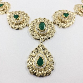 Collar de oro con brillantes y esmeraldas 2
