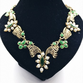 Collar de oro con perlitas y jade
