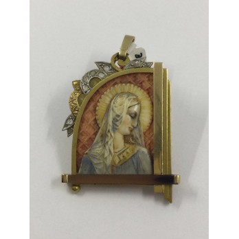 Colgante medalla en oro, marfil y diamantes