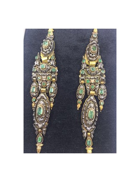 Pendientes isabelinos en plata dorada y esmeraldas
