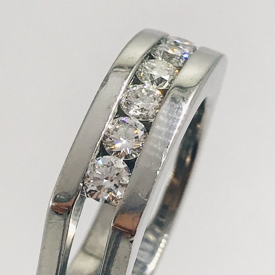 Anillo de oro blanco y brillantes