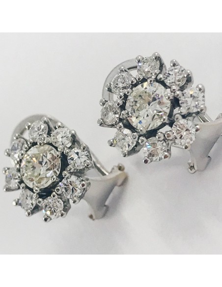 Pendientes en oro blanco con brillantes.