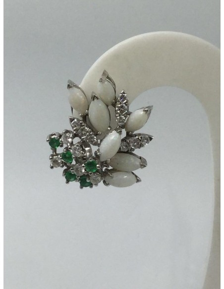 Pendientes de oro blanco, brillantes, esmeraldas y Ã³palos.